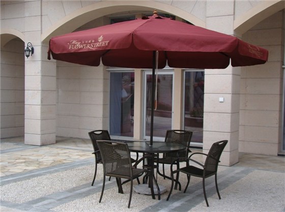 五月花街遮阳伞和桌椅